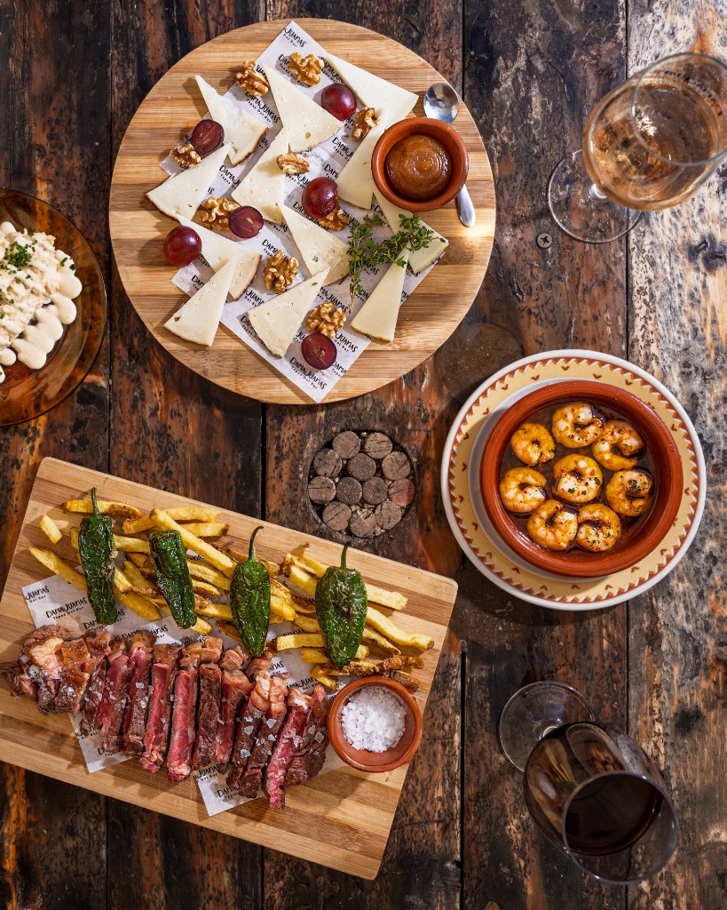 Selección de tapas y platos de Damajuanas Tapas del Sur en Tarifa