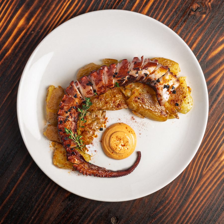 Rejo de pulpo con patatas y alioli de pimentón ahumado en Damajuanas Tarifa